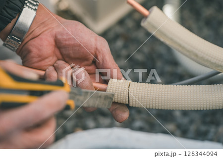 冷媒用被覆銅管の保温材の切断 冷媒用被覆銅管の保温材の切断 128344094