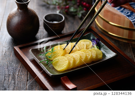 和食の名脇役 上品なたくあんの盛り付けカット 128344136