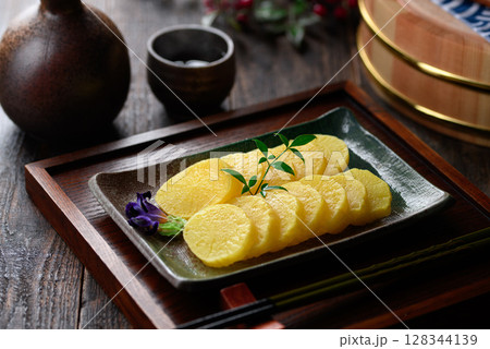 和食の名脇役 上品なたくあんの盛り付けカット 和食の名脇役 上品なたくあんの盛り付けカット 128344139