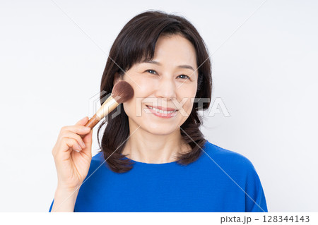 メイクするミドルの女性 128344143