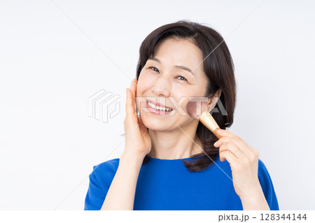 メイクするミドルの女性 128344144