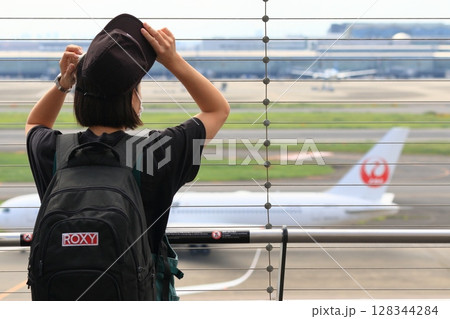 滑走路を眺める女性 羽田空港 展望デッキ 滑走路を眺める女性 羽田空港 展望デッキ 128344284