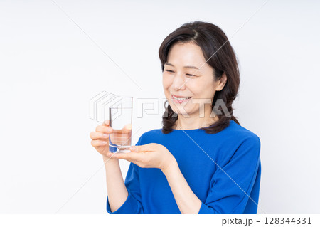 ミネラルウォーターを飲むミドルの女性 128344331