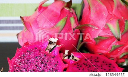 南国の恵み、新鮮なドラゴンフルーツの鮮やかな断面 128344635