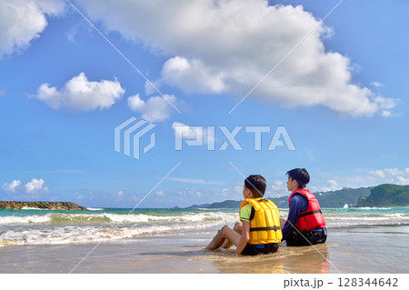 夏の海を眺める子供たち 夏の海を眺める子供たち 128344642