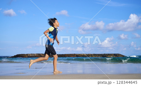 夏の海辺を駆け抜ける少年 夏の海辺を駆け抜ける少年 128344645