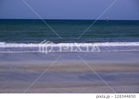 夏の湘南・鎌倉材木座海岸 夏の湘南・鎌倉材木座海岸 128344650