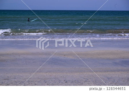 夏の湘南・鎌倉材木座海岸 128344651