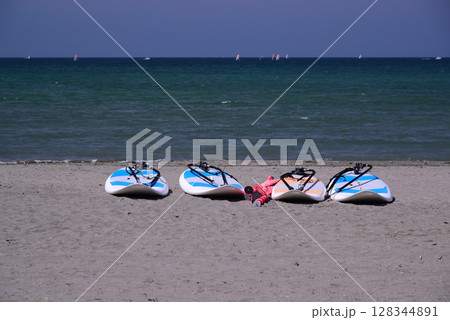 夏の湘南・逗子海岸 夏の湘南・逗子海岸 128344891