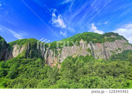 【長野県】万緑の米子大瀑布（不動滝と権現滝） 128345481