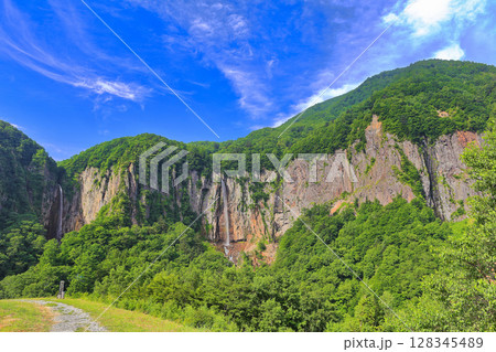 【長野県】万緑の米子大瀑布（不動滝と権現滝） 128345489