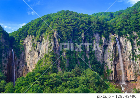 【長野県】万緑の米子大瀑布（不動滝と権現滝） 128345490