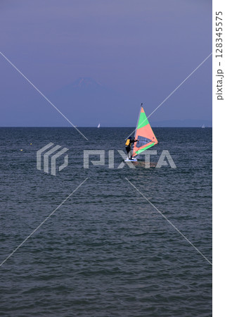 夏の湘南・葉山森戸海岸 夏の湘南・葉山森戸海岸 128345575
