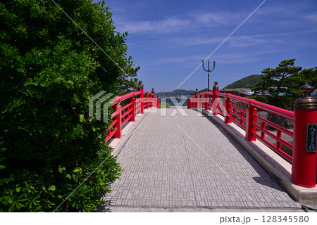 夏の湘南・葉山森戸海岸 128345580