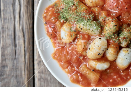 野菜たっぷりトマトソースのジャガイモニョッキ 128345816