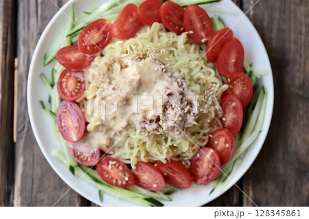 ゴマだれで食べるツナとミニトマトの冷やしラーメン 128345861