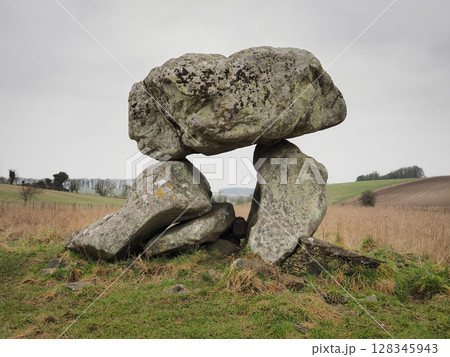 The Devils Den, a dolmen burial chamber, Fyfield, Wiltshire The Devils Den, a dolmen burial chamber, Fyfield, Wiltshire 128345943