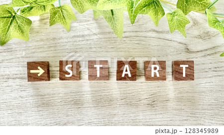 木の立方体に→STARTの文字_白板背景 木の立方体に→STARTの文字_白板背景 128345989