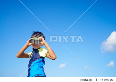 双眼鏡で観察する夏休みの少年 双眼鏡で観察する夏休みの少年 128346030