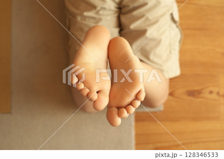 夏の室内で裸足で過ごす小学生の足 夏の室内で裸足で過ごす小学生の足 128346533