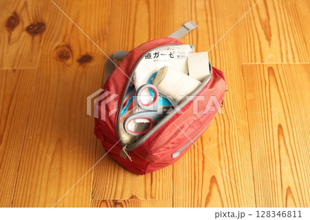 アウトドア活動に備えてパッキングされた救急用品 128346811