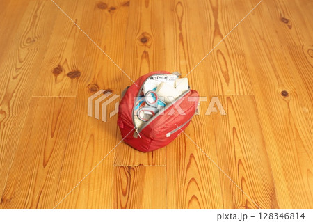 アウトドア活動に備えてパッキングされた救急用品 128346814