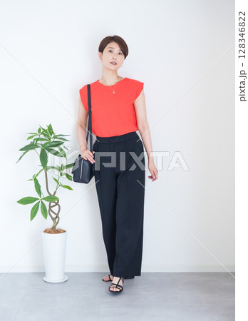 女性夏服のファッションコーディネート全身（縦向き） 128346822