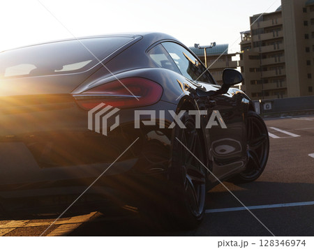 ツヤツヤの黒いスポーツカー 128346974