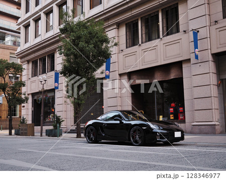 ツヤツヤの黒いスポーツカー 128346977