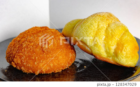 カレーパンとメロンパン（クロワッサン） 128347029