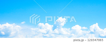爽やかな青空と雲のシンプルな風景 128347065