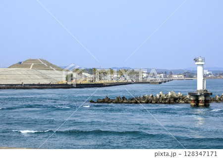 湖西市、今切口の背割堤灯台と新居弁天海釣公園の遠景 湖西市、今切口の背割堤灯台と新居弁天海釣公園の遠景 128347171