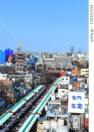 【東京都】晴天の浅草寺の仲見世（五重塔と宝蔵門） 128347585