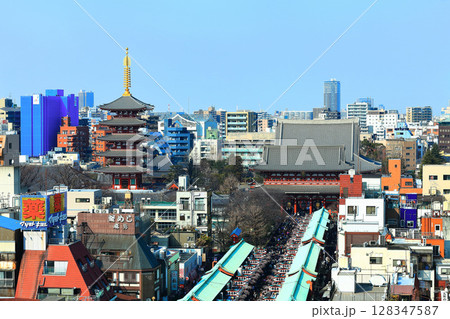 【東京都】晴天の浅草寺の仲見世(五重塔と宝蔵門) 【東京都】晴天の浅草寺の仲見世(五重塔と宝蔵門) 128347587