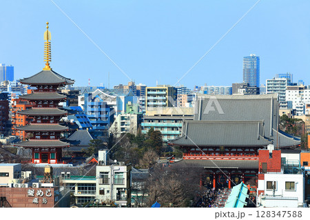 【東京都】晴天の浅草寺の仲見世（五重塔と宝蔵門） 128347588