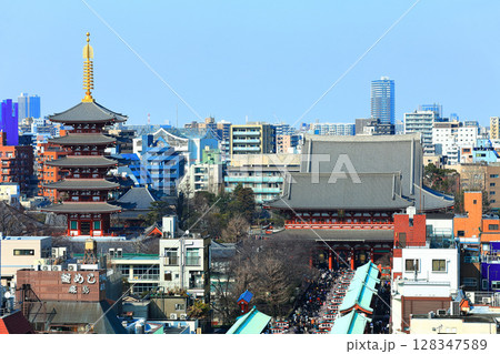【東京都】晴天の浅草寺の仲見世（五重塔と宝蔵門） 128347589