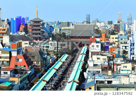 【東京都】晴天の浅草寺の仲見世（五重塔と宝蔵門） 128347592