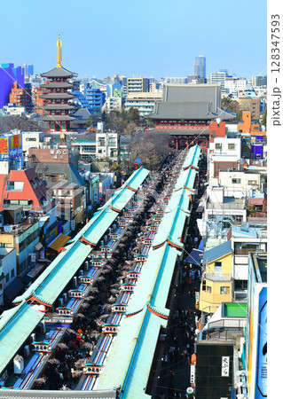 【東京都】晴天の浅草寺の仲見世（五重塔と宝蔵門） 128347593