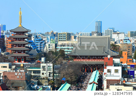 【東京都】晴天の浅草寺の仲見世（五重塔と宝蔵門） 128347595