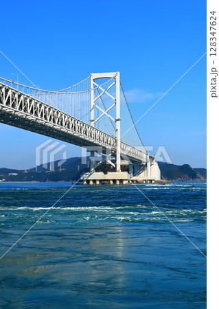 【徳島県】観潮船から眺めた大鳴門橋と渦潮(鳴門の渦潮) 【徳島県】観潮船から眺めた大鳴門橋と渦潮(鳴門の渦潮) 128347624