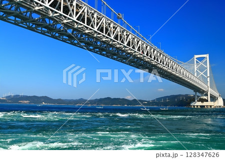 【徳島県】観潮船から眺めた大鳴門橋と渦潮（鳴門の渦潮） 128347626