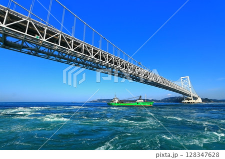 【徳島県】観潮船から眺めた大鳴門橋と渦潮（鳴門の渦潮） 128347628