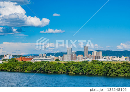 淀川新橋の上からの寝屋川市方面の景観 128348193