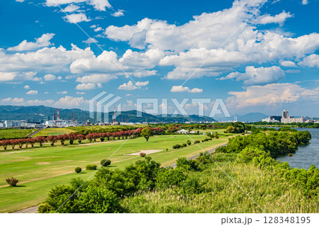淀川新橋の上からの淀川河川敷風景 淀川新橋の上からの淀川河川敷風景 128348195