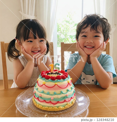 フルーツいっぱいのバースデーケーキと笑顔の子供たち 男の子と女の子 フルーツいっぱいのバースデーケーキと笑顔の子供たち 男の子と女の子 128348210