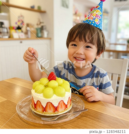 フルーツいっぱいのバースデーケーキと笑顔の子供たち 男の子と女の子 128348211