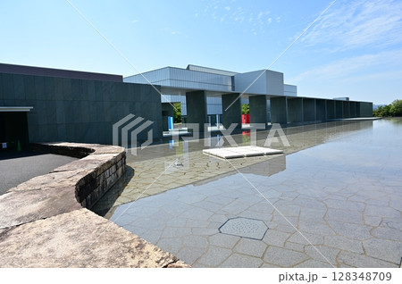 豊田市美術館（愛知県）の外観と水辺 128348709