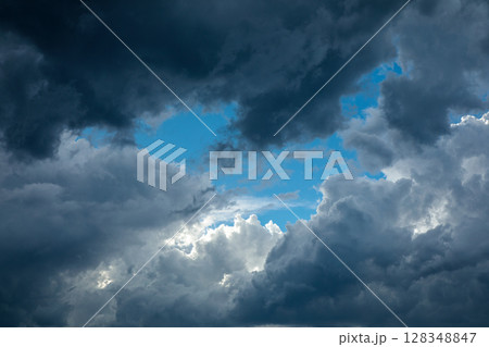雨雲が近づく空模様 雨雲が近づく空模様 128348847
