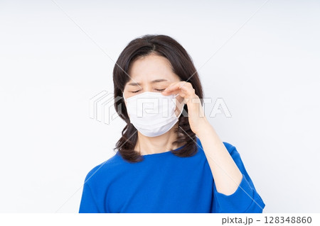 マスクをするミドルの女性 128348860
