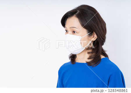 マスクをするミドルの女性 128348861